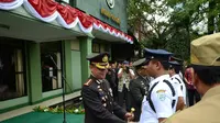 Kapolres Jakarta Barat beri penghargaan kepada Satpam berprestasi di HUT Bhayangkara (Liputan6.com/Muslim AR)