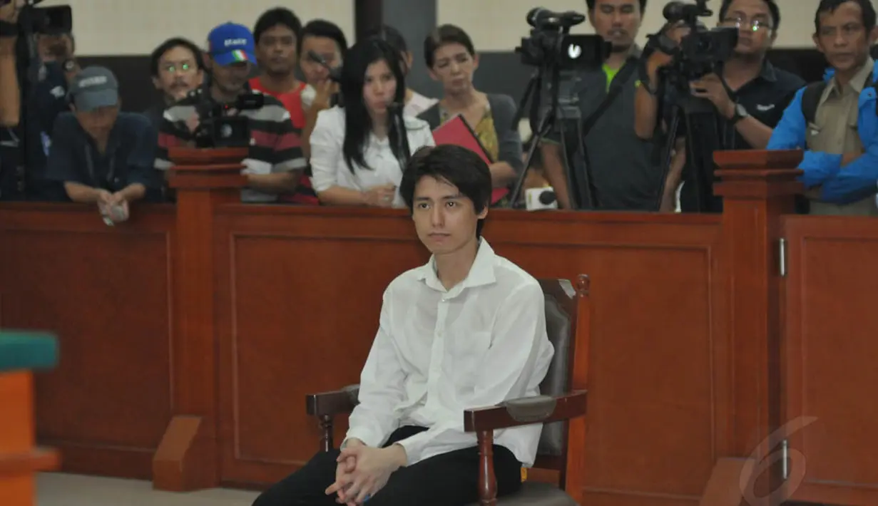 Menggunakan kemeja putih dan celana panjang hitam, mantan kekasih Sheila Marcia itu terlihat serius dan menyimak jalannya sidang di Pengadilan Negeri Jakarta Timur, Rabu (7/5/14). (Liputan6.com/Panji Diksana)