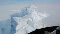 Dalam foto selebaran 1 Oktober 2019, kondisi pecahan gunung es yang dikenal sebagai 'Loose Tooth' atau gigi yang tanggal di lapisan es Amery, Antartika. Ini adalah gunung es terbesar yang dihasilkan Antarktika dalam periode lebih dari 50 tahun. (Richard COLEMAN/AUSTRALIAN ANTARCTIC DIVISION/AFP)