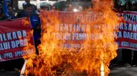 Pengunjuk rasa dari Gerakan Rakyat Untuk Pilkada Langsung (Gerpala) membakar keranda sebagai simbol matinya demokrasi di depan gedung DPRD Jabar, Bandung, Jawa Barat, Rabu (10/9/2014). (Antara/Agus Bebeng)