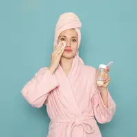 Air micellar atau pembersih susu (milky cleanser) merupakan pilihan aman untuk ibu hamil karena dapat membersihkan wajah tanpa menggesek kulit terlalu keras. (foto/dok: freepik/KamranAydinov)