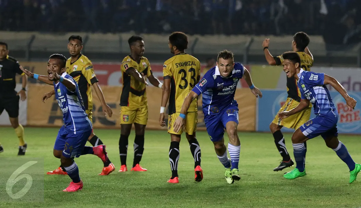 Pemain depan Persib, Ilija Spasojevic (ketiga kanan) berlari usai mencetak gol ke gawang Mitra Kukar di semi final leg kedua Piala Presiden 2015 di Stadion Si Jalak Harupat, Bandung, Sabtu (10/10/2015). Persib unggul 3-1. (Liputan6.com/Helmi Fithriansyah)