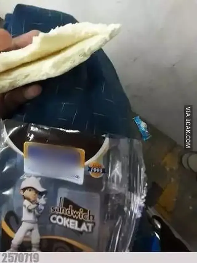 8 Momen Apes saat Makan Roti Isi Ini Bikin Ngelus Dada