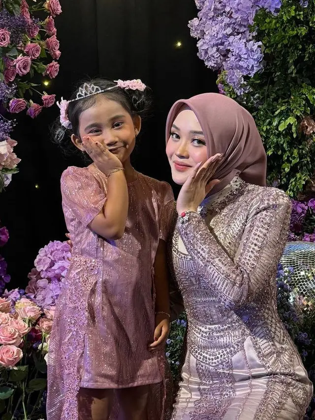 Dua Adik Sambung Hadir di Pernikahan Rizky Febian dan Mahlini. [@putridelinaa]