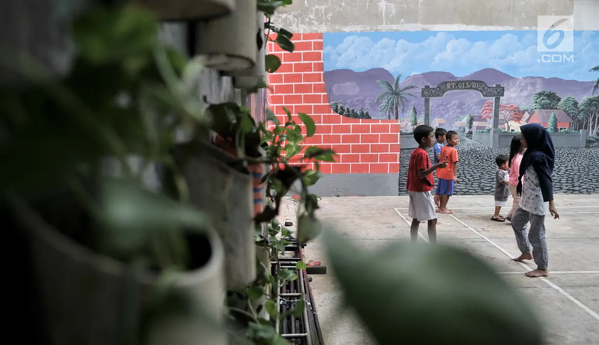 Anak-anak bermain di Program Kampung Iklim (Proklim) RW 01, Sunter Jaya, Jakarta, Kamis (7/2). Pemkot Jakut menjadikan kawasan ini sebagai kampung contoh yang akan diterapkan di 31 kelurahan di Jakut. (Merdeka.com/Iqbal S. Nugroho)
