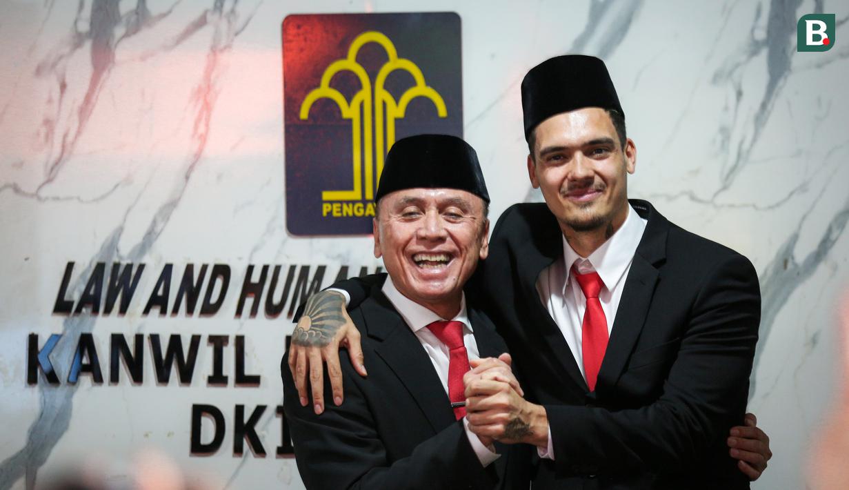 <p>Pemain Naturalisasi Timnas Indonesia, Shayne Pattynama&nbsp;memeluk&nbsp;Ketua Umum PSSI, Mochamad Iriawan setelah Pengambilan Sumpah Janji Setia Pewarganegaraan Republik Indonesia yang berlangsung di Kantor Wilayah Kementetian Hukum dan HAM DKI Jakarta, Selasa (24/01/2023). (Bola.com/Bagaskara Lazuardi)</p>