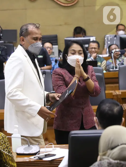 Menteri Pemberdayaan Perempuan dan Perlindungan Anak I Gusti Ayu Bintang Darmawati (kanan) didampingi Wakil Menteri Hukum dan HAM Edward Omar Sharif Hiariej saat rapat pembahasan RUU TPKS di Gedung Nusantara I, Jakarta, Rabu (6/4/2022). (Liputan6.com/Angga Yuniar)