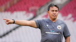 Pelatih kepala Timnas Indonesia U-17, Bima Sakti memberikan instruksi kepada pemainnya saat latihan persiapan menjelang Piala Dunia U-17 2023 di Stadion Utama Gelora Bung Karno (SUGBK), Senayan, Jakarta, Senin (30/10/2023). (Bola.com/Bagaskara Lazuardi)