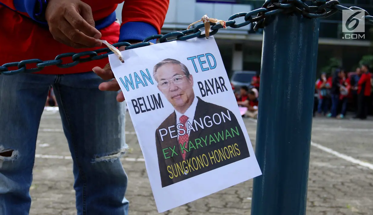 Poster Sungkono Honoris dipajang para mantan karyawan 7-Eleven saat melakukan aksi di Jakarta, Rabu (22/2). Mereka mendesak agar PT Sevel Indonesia (MSI) segera membayarkan pesangon. (Liputan6.com/Angga Yuniar)