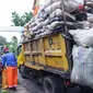 Sejumlah petugas kebersihan di Kabupaten Purwakarta saat mengangkut sampah. Foto (Istimewa)