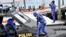 Ratusan tim SAR gabungan termasuk personel dari satuan Kepolisian Perairan dan Udara Badan Pemelihara Keamanan (Baharkam) Kepolisian Negara Republik Indonesia diterjunkan untuk mencari korban hilang tenggelamnya korban Kapal Motor Penumpang (KMP) Tunu Pratama Jaya di perairan Selat Bali dekat Jembrana pada Jumat 4 Juli 2025. (SONNY TUMBELAKA/AFP)