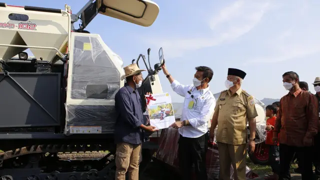 Petani Kabupaten Malang Terima Sejumlah Bantuan Alsintan dari Presiden Jokowi