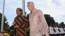 Begitu turun dari mobil, Jokowi disambut langsung oleh Lee dan berjalan bersamaan menuju ke dalam istana. (EDGAR SU/POOL/AFP)