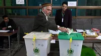 Pemilih memasukkan surat suaranya di Lahore pada tanggal 8 Februari 2024. (Arif ALI/AFP)
