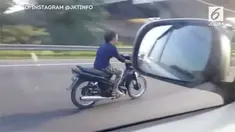 Selain tak mengenakan helm sebagai standar keselamatan berkendara, ibu-ibu itu pula terlihat ngebut menjalankan motornya. 