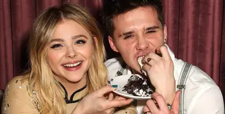 Hubungan Chloe Grace Moretz dan Brooklyn Beckham sepertinya kembali kandas. Ia tak lagi mengenakan cincin dengan inisial Brooklyn di jari manisnya. (Chelsea Lauren/E!News)