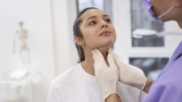 Ilustrasi pengidap limfadenitis, infeksi kelenjar getah bening