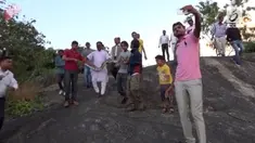 Nahas betul nasib pria ini ketika mencoba selfie dengan seekor ular piton. Ia digigit oleh ular berukuran besar tersebut.