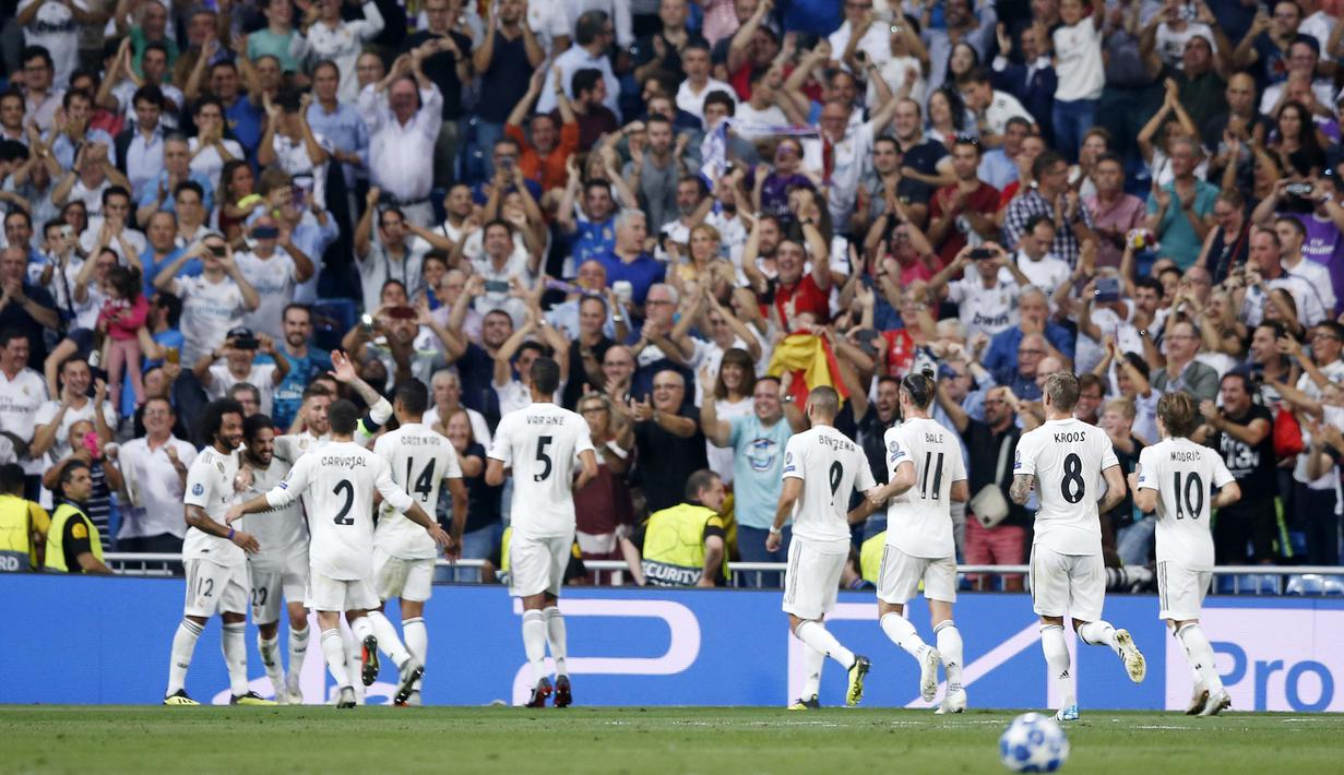Para pemain Real Madrid merayakan gol yang dicetak oleh  Isco ke gawang AS Roma pada laga Liga Champions di Stadion Santiago Bernabeu, Madrid, Rabu (19/9/2018). Real Madrid menang 3-0 atas AS Roma. (AP/Manu Fernandez)