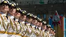 Kadet wanita Rusia berbaris saat mengikuti latihan parade militer Hari Kemenangan di Lapangan Merah di Moskow, Rusia, (7/5). Rusia akan merayakan ulang tahun ke-72 dari kemenangan atas Nazi Jerman di pada 9 Mei 1945. (AP Photo/Ivan Sekretarev)