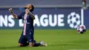 Penyerang Paris Saint-Germain (PSG), Neymar berselebrasi di akhir pertandingan setelah menang atas RB Leipzig pada semifinal Liga Champions di Estadio da Luz, Lisbon, Selasa (18/8/2020). PSG melaju ke final Liga Champions setelah mengalahkan Leipzig tiga gol tanpa balas. (AP Photo/Manu Fernandez)