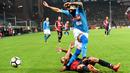 Pemain Napoli, Elseid Hysaj menghindar dari adangan pemain Genoa, Adel Taarab (bawah) pada lanjutan Serie A di Luigi Ferraris stadium, Genoa, (25/10/2017). Napoli menang 3–2. (AFP/Vincenzo Pinto)