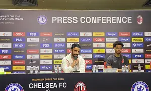 Pelatih AC Milan, Ruben Amorim, dan pemainnya, Koni De Winter, dalam sesi konferensi pers di Stadion GBK, Jakarta, Jumat (7/8/2026). (Bola.com/Magang/Fauzi)