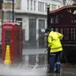Seorang pekerja membersihkan jalan dekat Leicester Square, London, Inggris, 21 Desember 2020. Menteri Kesehatan Inggris Matt Hancock mendesak warga Inggris untuk berperilaku seolah-olah mereka sudah terjangkit virus corona COVID-19. (Xinhua/Han Yan)
