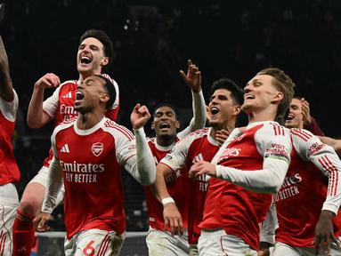 Arsenal berhasil memetik poin penuh saat bertandang ke markas Tottenham Hotspur dalam laga pekan ke-28 Liga Inggris 2025/2026 pada Minggu (22/02/2026) waktu setempat. (AFP/Glyn Kirk)