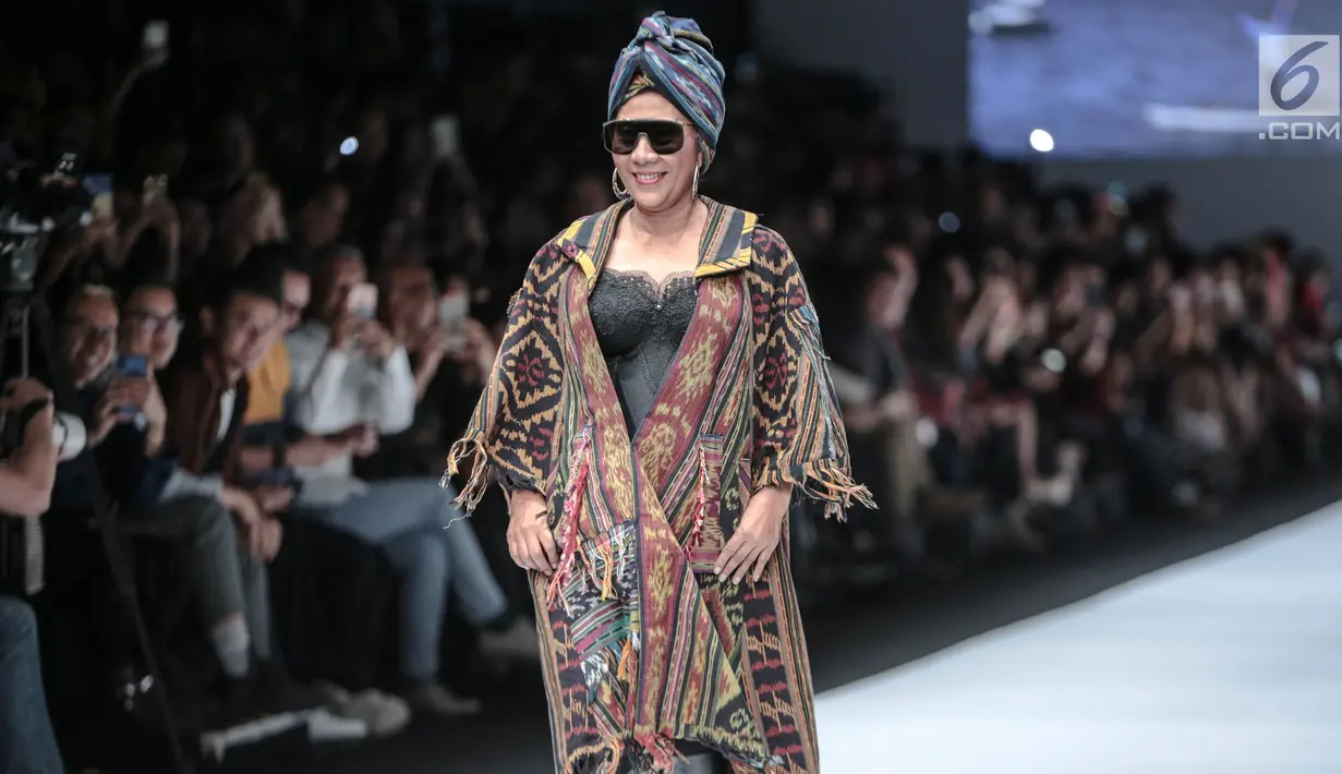 Menteri KKP, Susi Pudjiastuti memperagakan busana rancangan Anne Avantie pada Jakarta Fashion Week 2019 di Senayan City, Selasa (23/10). Anne menampilkan busana yang terinspirasi dari bencana gempa di Lombok, Palu dan Donggala (Liputan6.com/Faizal Fanani)