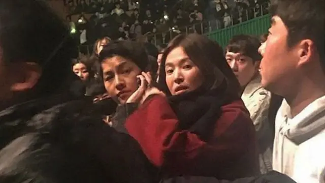[Bintang] Kemesraan Song Joong Ki dan Song Hye Kyo di Konser IU