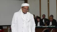 Pemimpin FPI Rizieq Shihab bersiap menjadi saksi ahli dalam sidang kasus penistaan agama di Auditorium Kementan, Jakarta, Selasa (28/2). Rizieq menjadi saksi ahli agama dengan terdakwa Basuki Tjahaja Purnama atau Ahok. (Liputan6.com/Raisan Al Farisi/Pool)