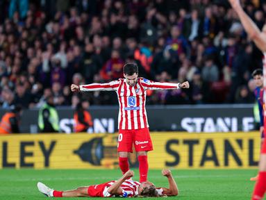 Pemain Atletico Madrid merayakan kemenangan setelah dipastikan lolos ke final Copa del Rey 2025/2026 di Stadion Camp Nou, Rabu (04/03/2026). (AFP/Josep Lago)