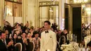 Kevin Sanjaya tampak gagah menuju altar pernikahan. Tampak jalan menuju altar juga dihias dengan bunga putih dan lilin. [Instagram/diah_kss]