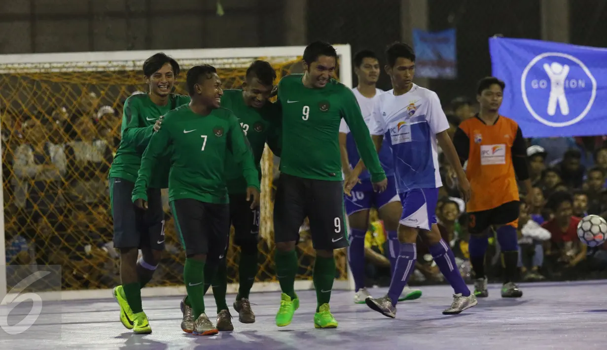 Pemain Timnas Futsal Indonesia merayakan kemenangan atas IPC Pelindo II saat laga uji coba di Jakarta, Minggu (15/1). Timnas Futsal Indonesia akan melakoni laga piala AFF 2017, akhir Januari. (Liputan6.com/Helmi Fithriansyah)