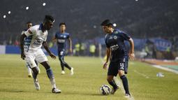Esteban Vizcarra mencoba melewati Yanto Basna pada laga final Torabika Bhayangkara Cup di SUGBK, Jakarta, Minggu (3/4/2016). (Bola.com/Nicklas Hanoatubun)