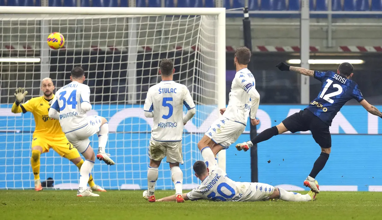 Sensi menjadi pahlawan Inter Milan. Berkat golnya pada menit ke-104. Memanfaatkan umpan dari Alexis Sanchez, Sensi melepas tembakan yang tak mampu dibendung Jacopo Furlan. Skor menjadi 3-2 untuk kemenangan Nerazzurri. (AP/Antonio Calanni)