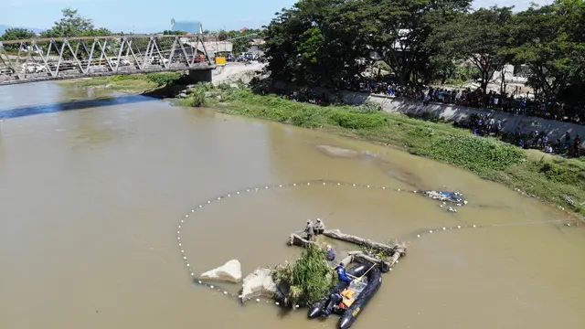 Tampak dari udara, pukat dipasang mengelilingi delta rumah buaya kalung ban, Jumat (7/2/2020). (Foto: Liputan6.com/Heri Susanto)