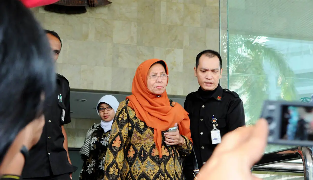 Anggota DPR dari Fraksi Hanura Soemintarsih Muntoro meninggalkan Gedung KPK, Jakarta, Rabu (27/8/14). (Liputan6.com/Andrian M Tunay)