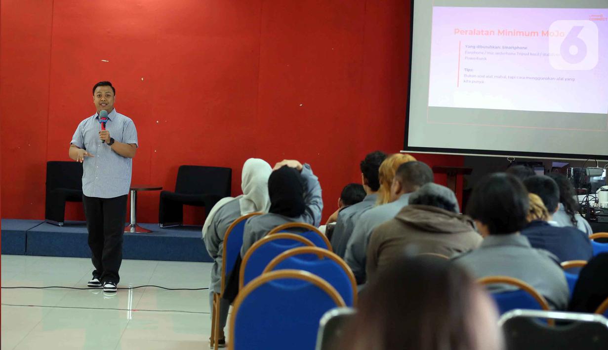 Mahasiswa juga diajak memahami alur kerja MoJo yang mencakup proses ide, pengambilan gambar, editing langsung di perangkat mobile, hingga publikasi di berbagai platform digital. Tampak dalam foto, Jurnalis Liputan6.com, Teddy Tri Setio Berty saat memberi materi bertema “The Power of Visual Storytelling in Digital Journalism,” dalam program Liputan6 Connect di Aula Lantai 3 Kampus Trisakti School of Multimedia, Jakarta Timur, pada Kamis 2 April 2026. (Liputan6.com/Helmi Fithriansyah)