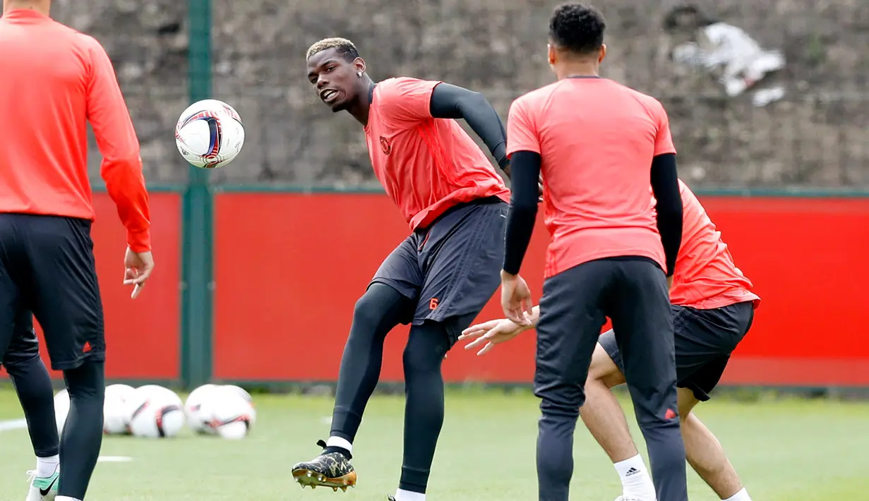 Gelandang Manchester United, Paul Pogba menendang bola saat sesi latihan di AON Training Complex di Carrington, Inggris, Selasa (23/5). MU akan menghadapi Ajax di final Liga Eropa 2016-2017. (Martin Rickett / PA via AP)