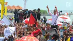 Capres 01 Joko Widodo mengacungkan jari saat kampanye terbuka di Kabupaten Cirebon, Jumat (5/4). Jokowi mengajak masyarakat Cirebon, untuk datang ke TPS dan meminta masyarakat untuk mencoblos surat suara yang fotonya memakai baju putih. (Liputan6 com/Angga Yuniar)