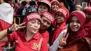 Suporter wanita berpose sebelum memasuki Stadion Selayang, Selangor untuk mendukung Timnas Indonesia U-22 pada laga lanjutan grup B SEA Games 2017 melawan Timor Leste, Minggu (20/8). Indonesia menang 1-0 atas Timor Leste. (Liputan6.com/Faizal Fanani)