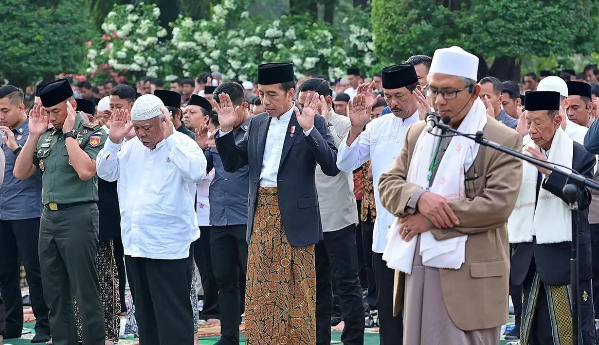 Saat salat ied, Presiden Jokowi memilih mengenakan kain batik sebagai sarung. [@jokowi]