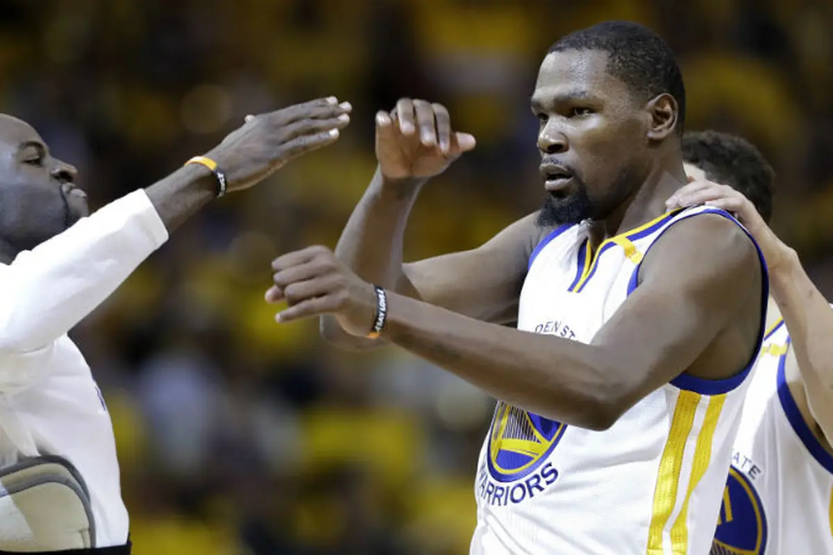 Forward Golden State Warriors, Kevin Durant (kanan).