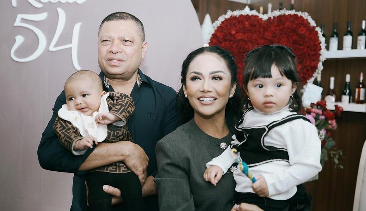 Ulang tahun Raul Lemos tampak dirayakan secara meriah meski hanya dihadiri keluarga dan kerabat. Krisdayanti dan Raul Lemos pun tak henti memperlihatkan kebahagian di momen tersebut, terlebih karena hadirnya anak-anak dan kedua cucu tercinta.(Liputan6.com/IG/@aurelie.hermansyah)