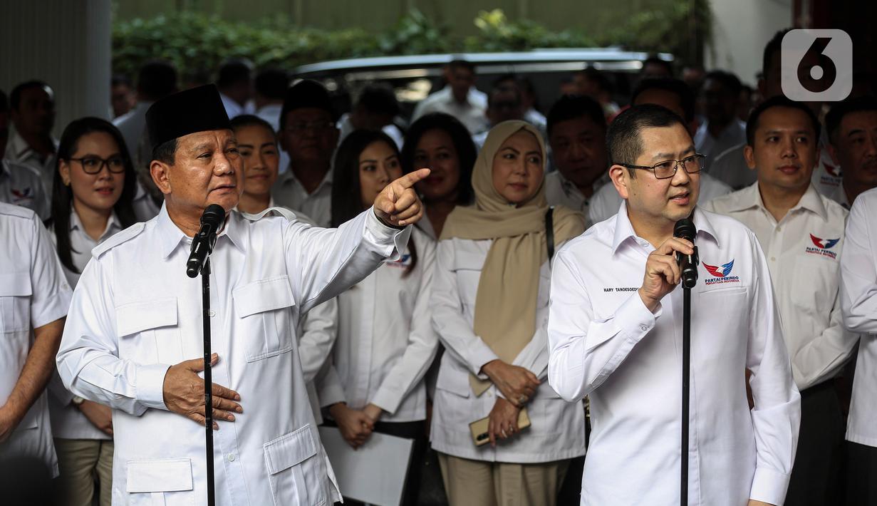 Kedatangan Hary Tanoe yang mengenakan kemeja putih lengan panjang langsung disambut oleh Prabowo Subianto dengan ramah dan hangat. (Liputan6.com/Johan Tallo)