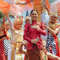 Andien hadir di upacara pembukaan WOW Indonesia dalam rangka memperingati 75 tahun hubungan diplomatik Indonesia - USA. Ia pun tampil dengan kebaya merah. [@andienaisyah]