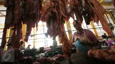 Seorang pedagang daging sapi melayani pembeli di Pasar Beringharjo, Yogyakarta, Kamis (9/6). Hari keempat bulan Ramadan, harga daging sapi di pasar tradisional merangkak tinggi hingga menembus harga Rp120.000 per kilogram. (Liputan6.com/Boy Harjanto)