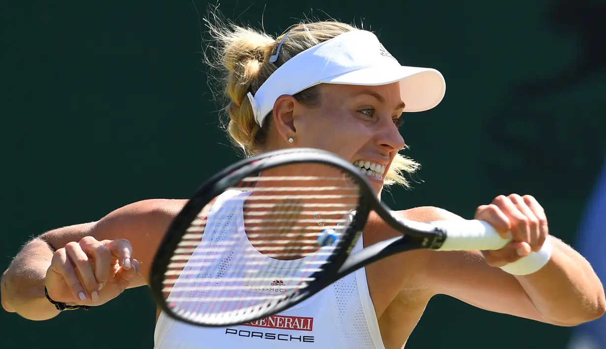 Petenis Jerman, Angelique Kerber melakukan servis ke arah petenis AS, Lauren Davis pada babak kedua Wimbledon di All England Lawn Tennis Club, Kamis (4/7/2019). Langkah juara bertahan Wimbledon, Angelique Kerber, terhenti setelah kalah dari petenis non-unggulan  2-6, 6-2, 6-1. (Ben STANSALL/AFP)